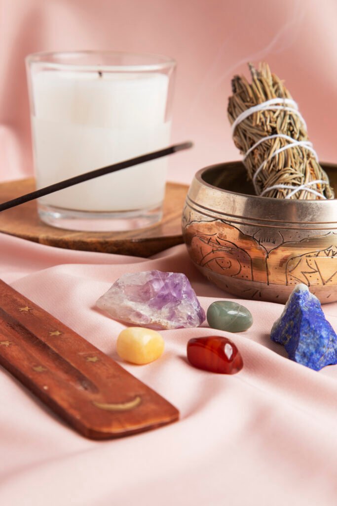 Différents outils du Sujok : Pierre, Sauge, encens