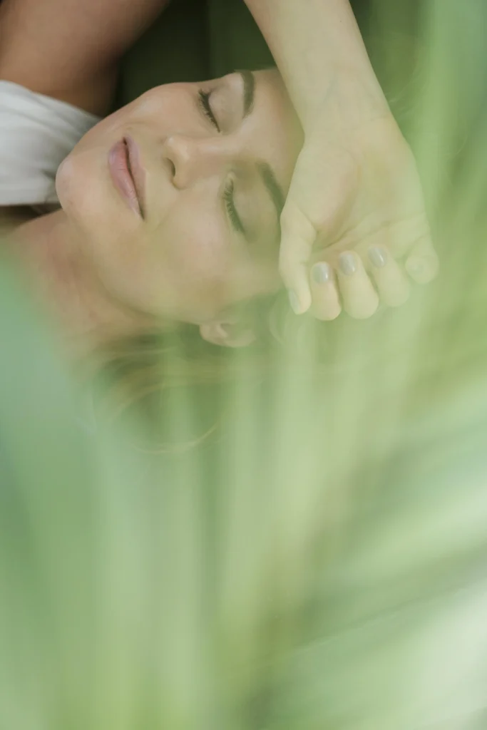 Femme allongée apaisée