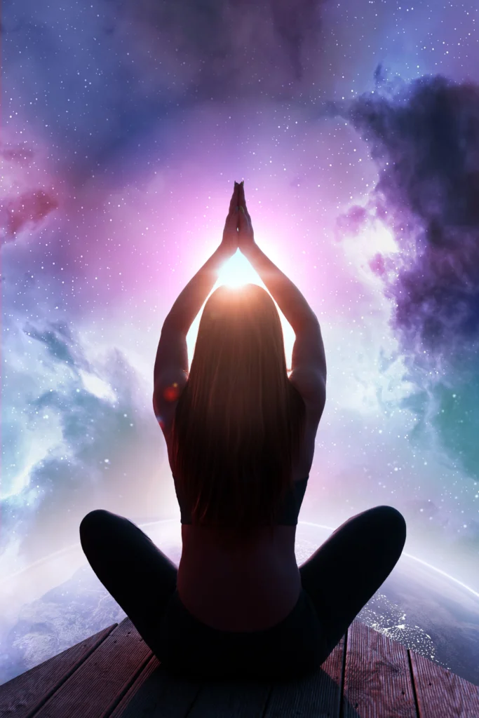 Femme en méditation avec un fond violet soleil et nuage